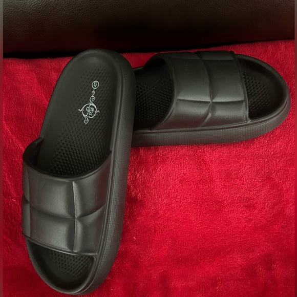 SOLE MATES Women's Black Foam Casual Slide Sandals - Picture 2 of 3